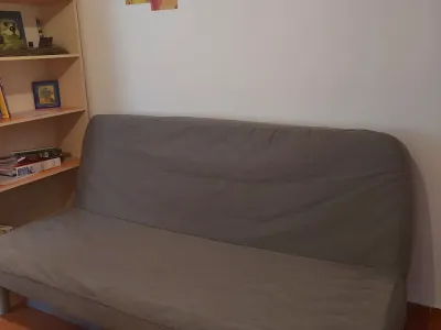 închiriere garsonieră Sector 4 București living luminos canapea